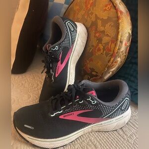 Brooks tennis shoes.